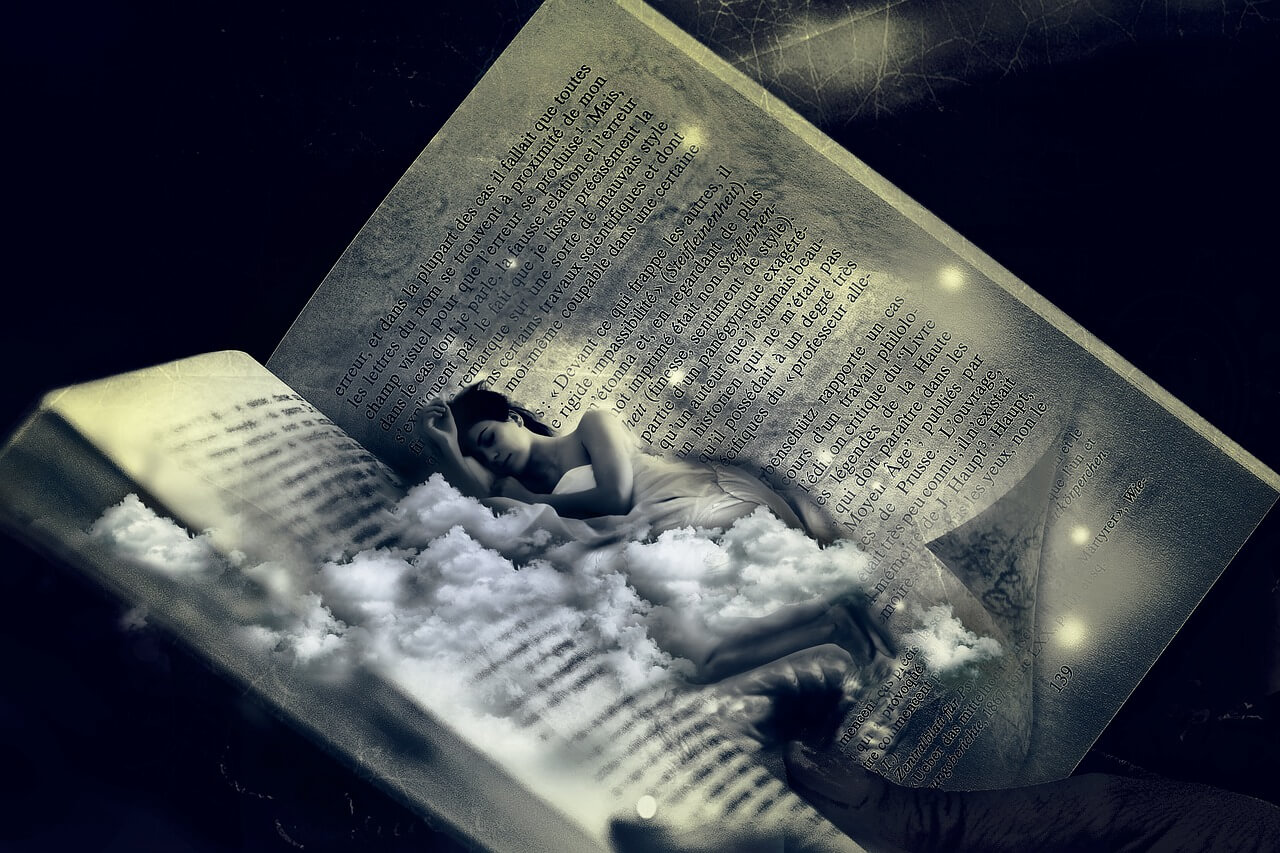 本のなかで睡眠する女性