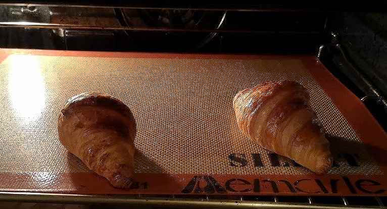 ピカールミニクロワッサンがオーブンで焼き上がる